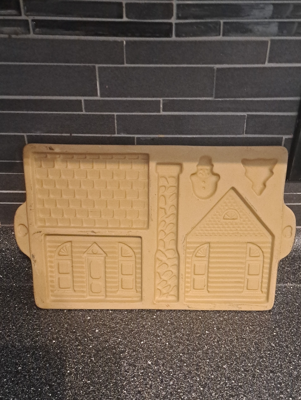 Pampered Chef Tan Gingerbread House Baking Mold
